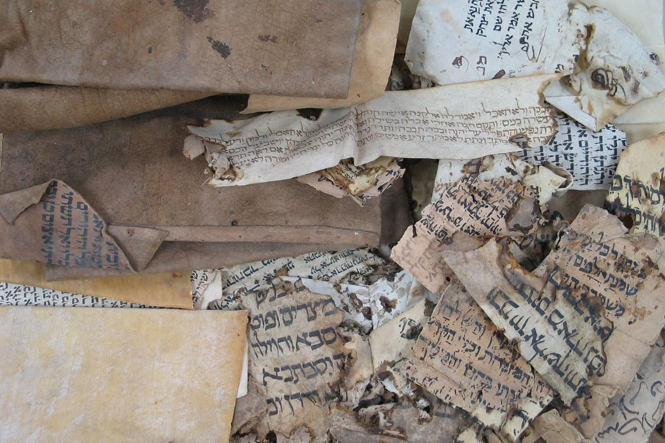 Pedaços de manuscritos encontrados na Genizah de uma Sinagoga no Cairo.
