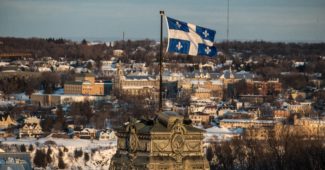 Imagem mostrando edifício com a bandeira da província de Québec