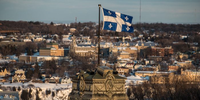 Imagem mostrando edifício com a bandeira da província de Québec